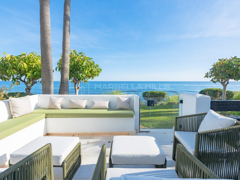 Fantastic 3 bedroom beach front garden apartment with sea views in the Marina of Puente Romano - Golden Mile