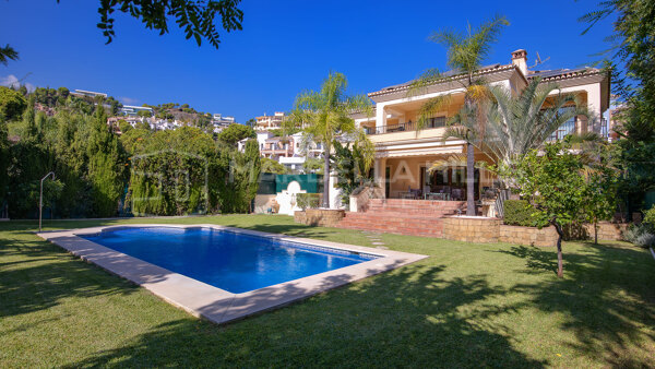 Timeless Andalusian style 6 bedroom Villa in Los Arqueros Golf - Benahavis