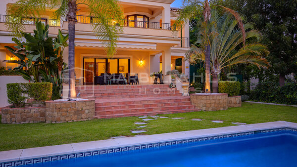 Timeless Andalusian style 6 bedroom Villa in Los Arqueros Golf - Benahavis