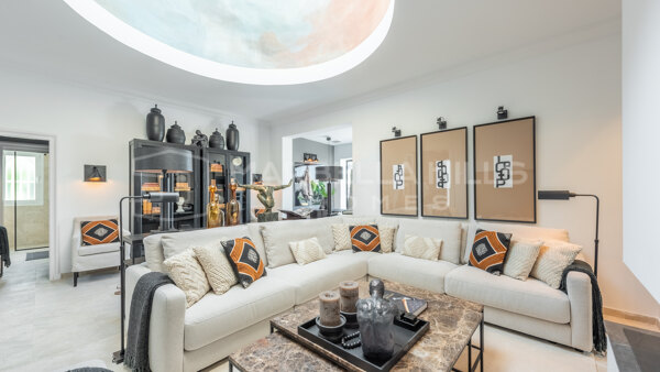 Bungalow en Primera Línea de Playa en Venta Oasis Club Marbella Milla de Oro | Propiedad de Lujo Frente al Mar Costa del Sol