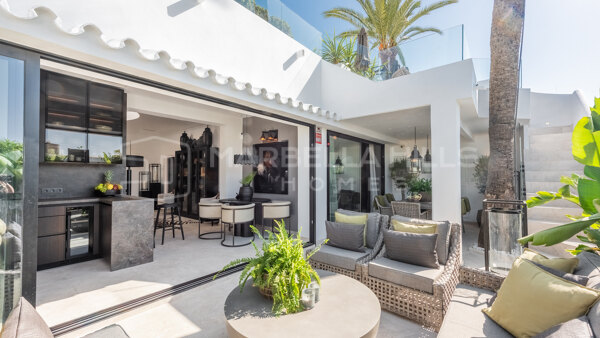 Bungalow en Primera Línea de Playa en Venta Oasis Club Marbella Milla de Oro | Propiedad de Lujo Frente al Mar Costa del Sol