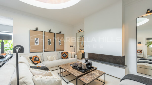 Bungalow en Primera Línea de Playa en Venta Oasis Club Marbella Milla de Oro | Propiedad de Lujo Frente al Mar Costa del Sol
