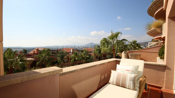 Prächtige 2-Schlafzimmer-Wohnung mit Panoramablick auf das Meer in Magna Marbella - Nueva Andalucia