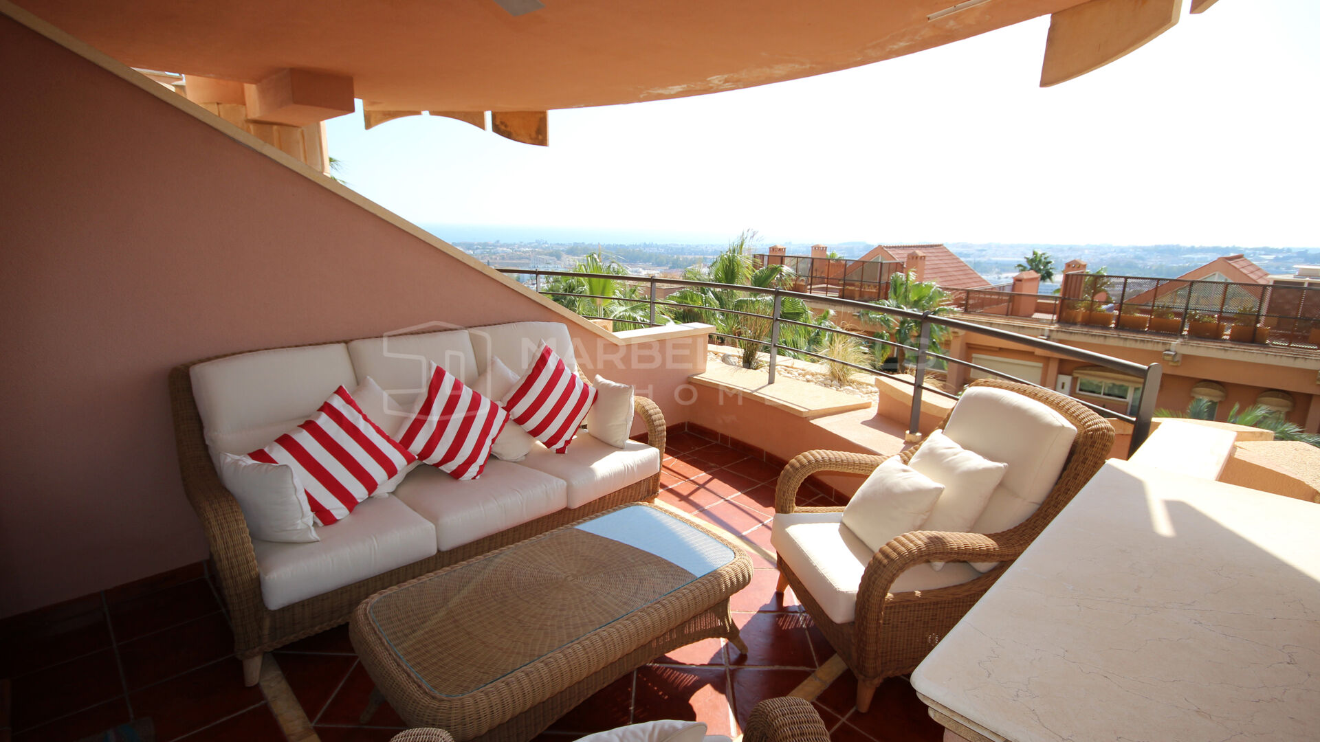 Prächtige 2-Schlafzimmer-Wohnung mit Panoramablick auf das Meer in Magna Marbella - Nueva Andalucia