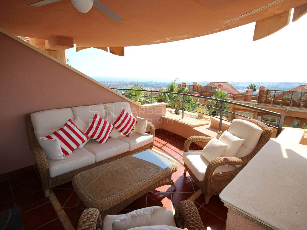 Esplendido apartamento de 2 dormitorios con vistas panoramicas al mar en Magna Marbella - Nueva Andalucia