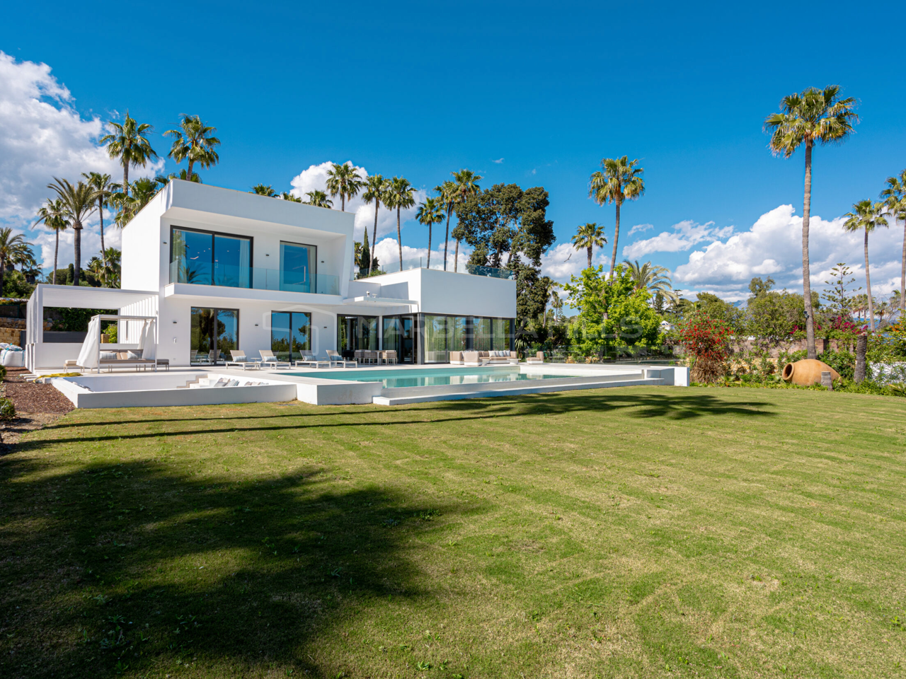 Beautiful 4 bedroom contemporary Villa in El Paraiso Alto - Benahavis
