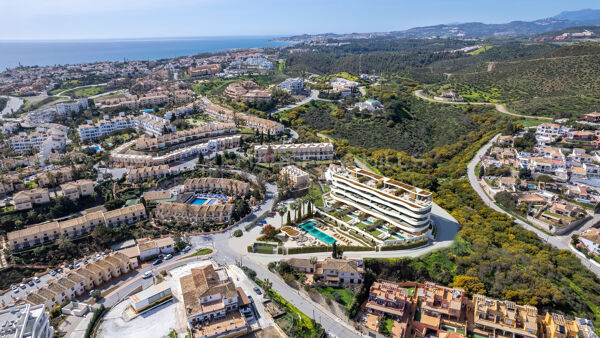 Nueva promoción exclusiva y vanguardista de áticos de 3 dormitorios con piscina privada y vistas al mar en Mijas Costa