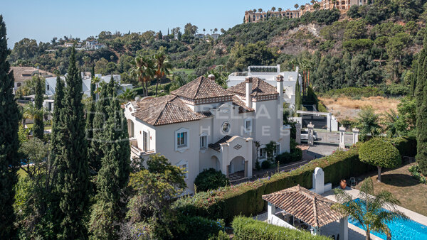 Villa élégante de cinq chambres avec vues panoramiques à Reserva de La Quinta, Benahavís