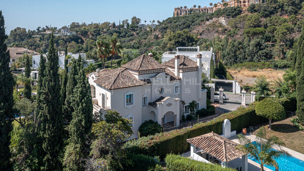 Villa élégante de cinq chambres avec vues panoramiques à Reserva de La Quinta, Benahavís
