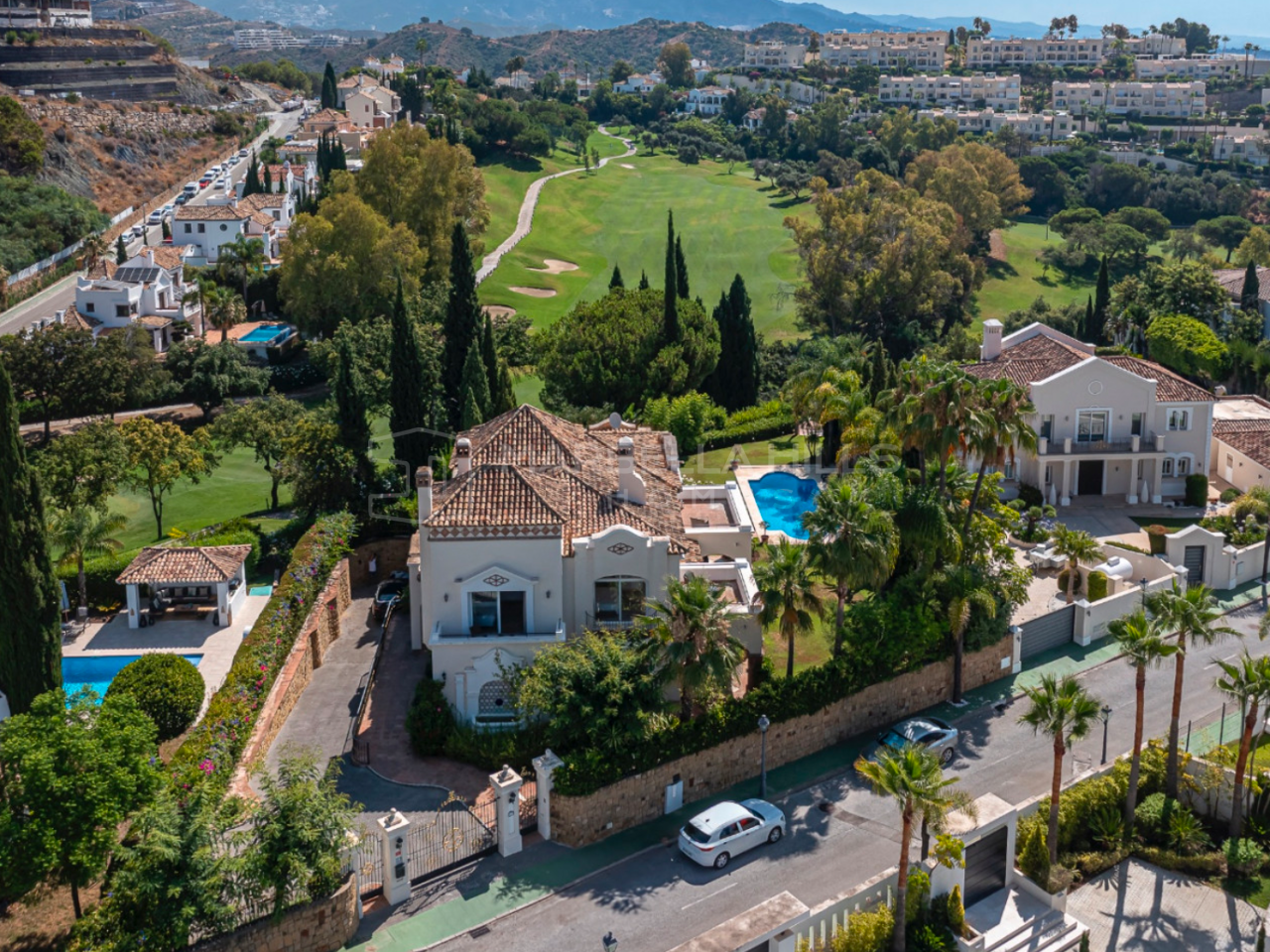 Makellose, nach Süden ausgerichtete Villa mit fünf Schlafzimmern in Reserva de la Quinta - Benahavis