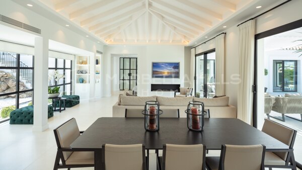 Preciosa villa andaluza moderna de 4 dormitorios en exclusiva comunidad cerrada en Nueva Andalucía