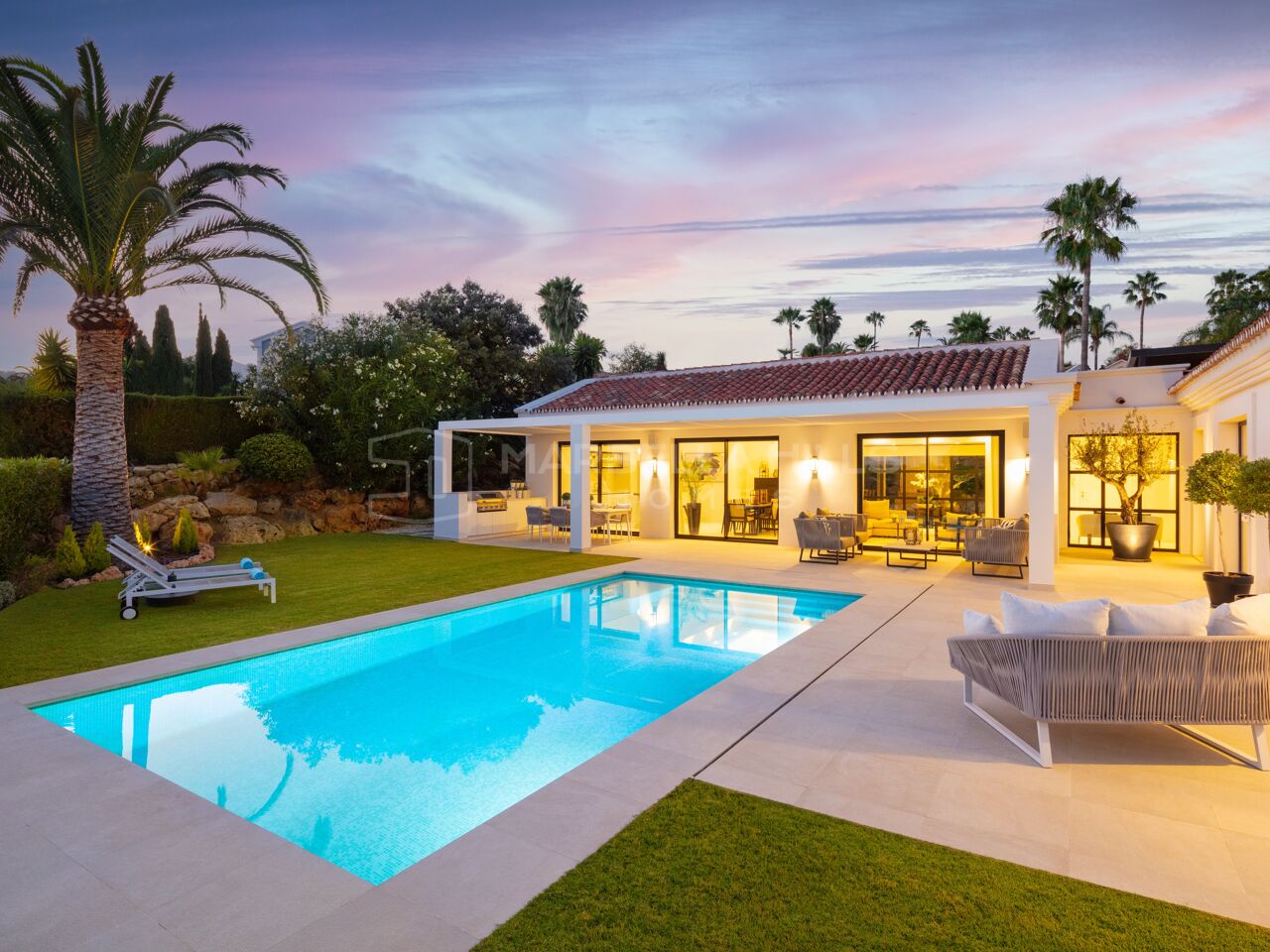 Beautiful modern Andalusian 4-bedroom villa in an exclusive gated community in Nueva Andalucía