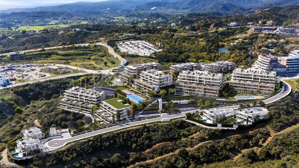 Raffiné Penthouse de 2 Chambres avec Solarium Privé dans une Belle Résidence Neuve sur New Golden Mile – Estepona