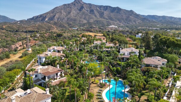 Elegante villa de lujo de 5 dormitorios con vistas al mar en la Milla de Oro de Marbella