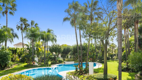 Elegante villa de lujo de 5 dormitorios con vistas al mar en la Milla de Oro de Marbella