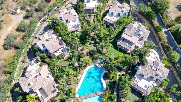 Elegante villa de lujo de 5 dormitorios con vistas al mar en la Milla de Oro de Marbella