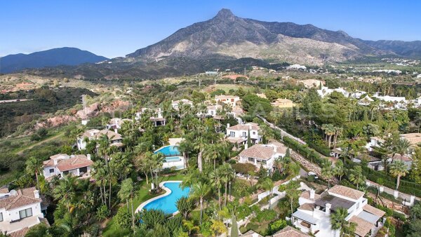 Elegante villa de lujo de 5 dormitorios con vistas al mar en la Milla de Oro de Marbella