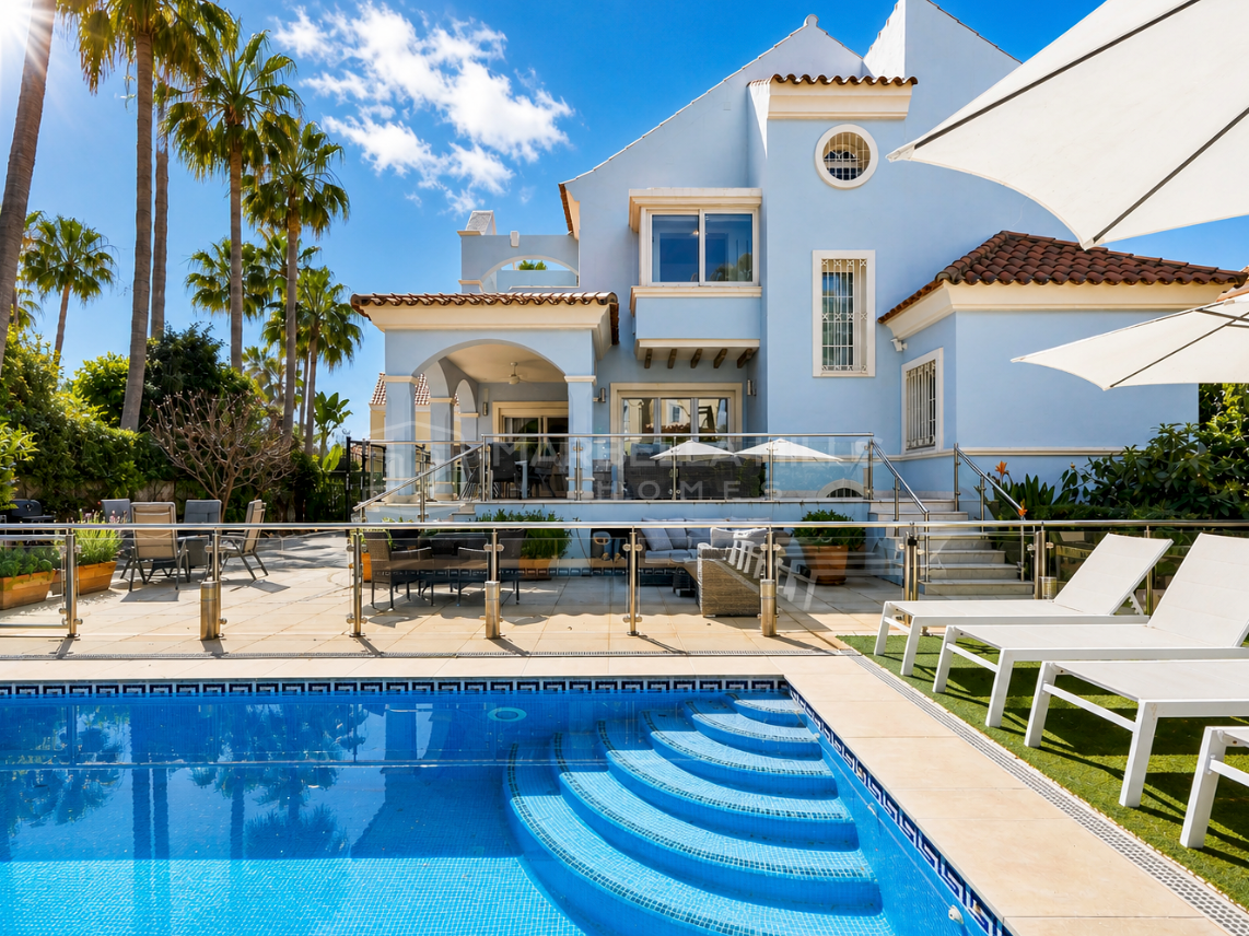Renovierte 7-Schlafzimmer-Villa mit Pool und Heimkino, nur 50 Meter vom Strand entfernt, nahe Puerto Banús