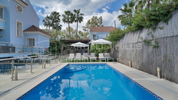 Villa rénovée de 7 chambres avec piscine et cinéma maison, à seulement 50 mètres de la plage, près de Puerto Banús
