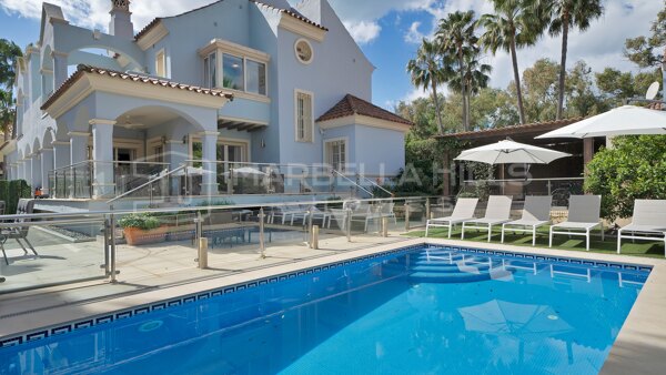 Villa rénovée de 7 chambres avec piscine et cinéma maison, à seulement 50 mètres de la plage, près de Puerto Banús