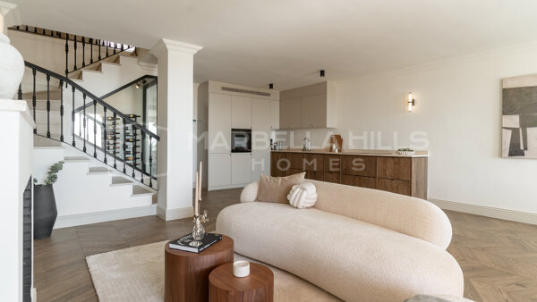 Stilvolles Duplex mit 4 Schlafzimmern und Panoramablick auf das Meer in Monte Halcones, Benahavís