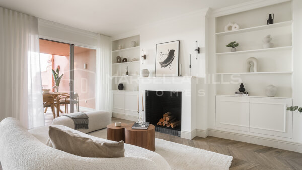 Stilvolles Duplex mit 4 Schlafzimmern und Panoramablick auf das Meer in Monte Halcones, Benahavís
