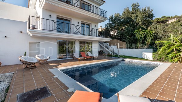 Charming villa with 3 bedrooms and stunning sea and mountain views in Forest Hills, Estepona