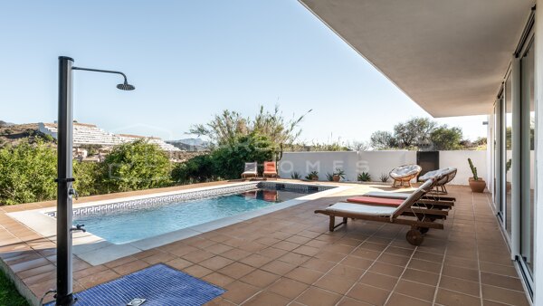 Charming villa with 3 bedrooms and stunning sea and mountain views in Forest Hills, Estepona