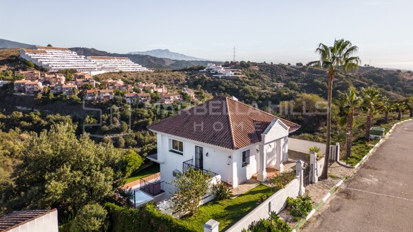 Charming villa with 3 bedrooms and stunning sea and mountain views in Forest Hills, Estepona