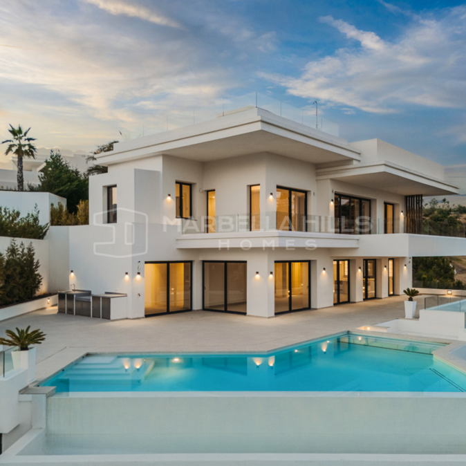 Contemporary Luxury Villa for Sale in La Resina Golf, Estepona