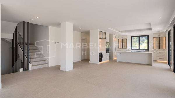 Contemporary Luxury Villa for Sale in La Resina Golf, Estepona