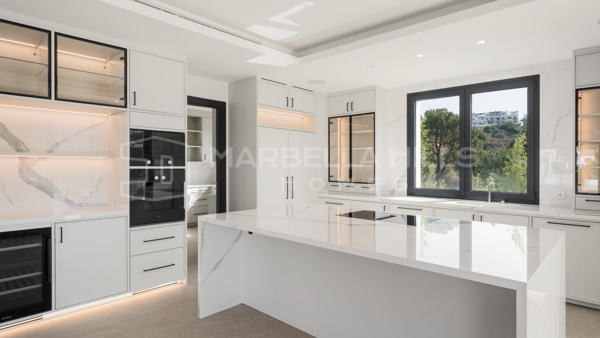 Contemporary Luxury Villa for Sale in La Resina Golf, Estepona