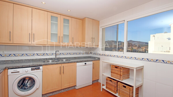 Superbe Penthouse Duplex de 3 Chambres à Louer à La Resina, New Golden Mile.