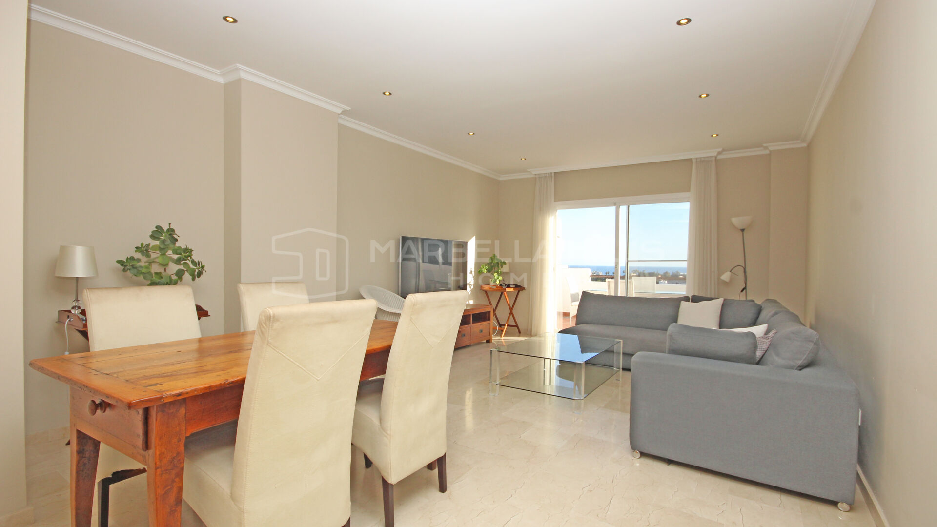 Wunderschöne 3-Schlafzimmer-Duplex-Penthouse zur Miete in La Resina, New Golden Mile.