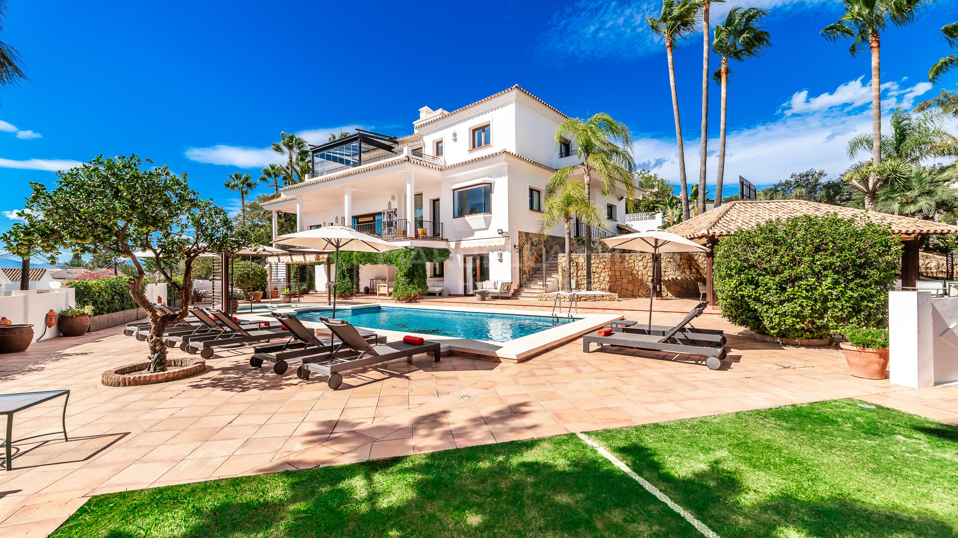 Villa de Ensueño con 6 Habitaciones y Vistas Panorámicas al Mediterráneo en El Rosario - Marbella este