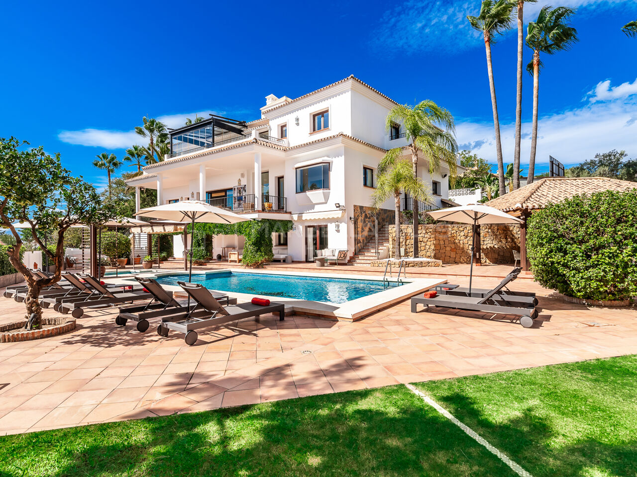 6-Bedroom Dream Villa with Breathtaking Mediterranean Views in El Rosario - Marbella East