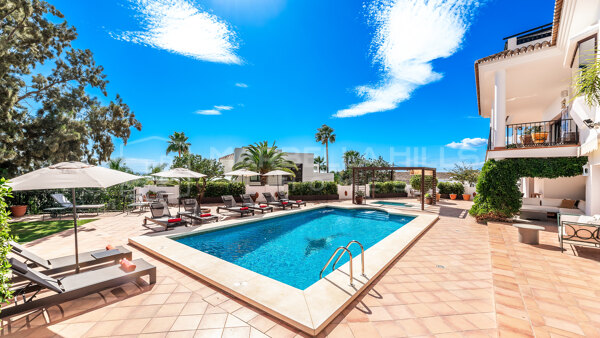 Villa de Ensueño con 6 Habitaciones y Vistas Panorámicas al Mediterráneo en El Rosario - Marbella este