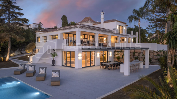 Villa de Ensueño en El Paraíso – Vistas al Mar, Cerca de Campos de Golf y Vida al Aire Libre en su Máxima Expresión