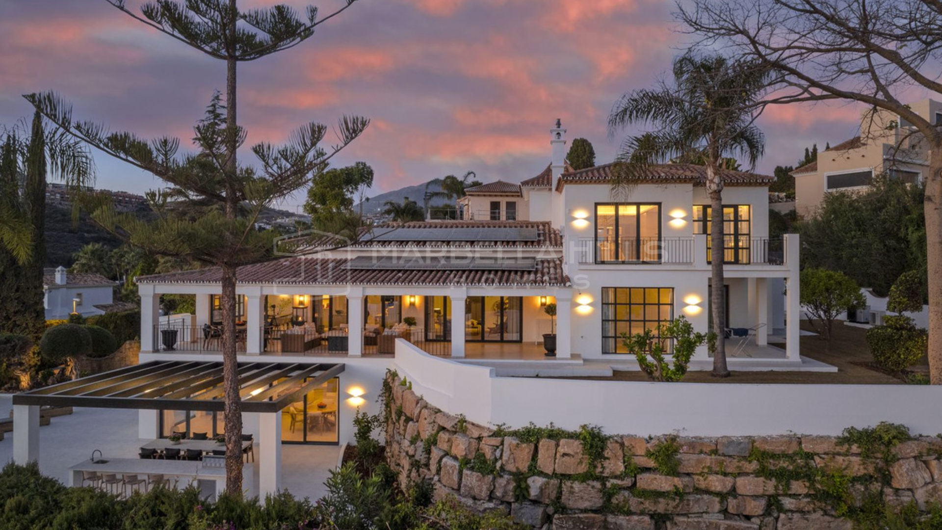 Villa de Ensueño en El Paraíso – Vistas al Mar, Cerca de Campos de Golf y Vida al Aire Libre en su Máxima Expresión