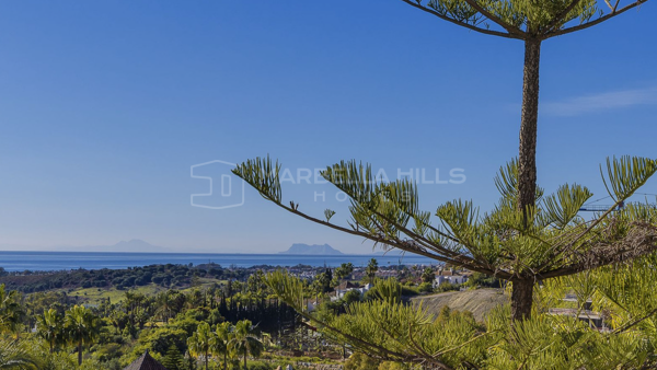 Villa de Ensueño en El Paraíso – Vistas al Mar, Cerca de Campos de Golf y Vida al Aire Libre en su Máxima Expresión