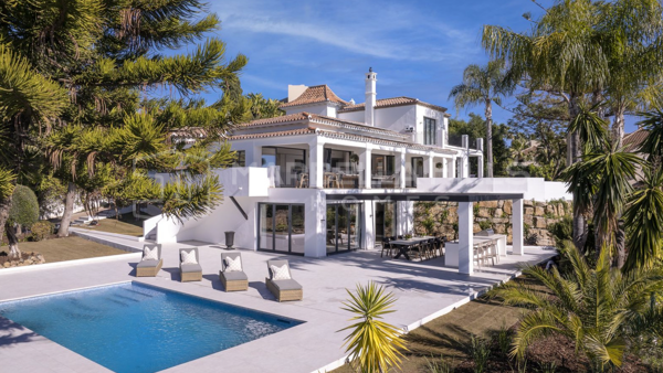 Villa de Ensueño en El Paraíso – Vistas al Mar, Cerca de Campos de Golf y Vida al Aire Libre en su Máxima Expresión