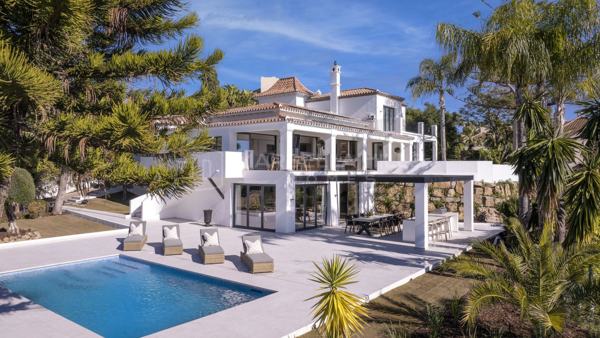 Villa de Ensueño en El Paraíso – Vistas al Mar, Cerca de Campos de Golf y Vida al Aire Libre en su Máxima Expresión