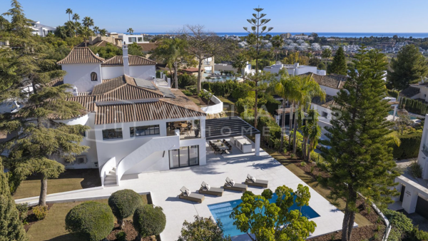 Villa de Ensueño en El Paraíso – Vistas al Mar, Cerca de Campos de Golf y Vida al Aire Libre en su Máxima Expresión