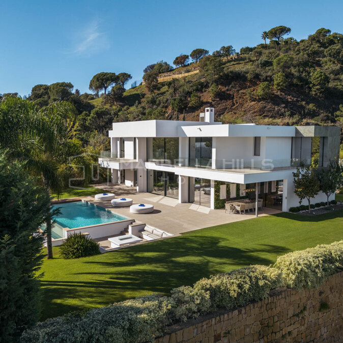 Exquisite Retreat in El Madroñal, Benahavís – 5 Bedrooms, Guest Apartment and Stunning Sea Views