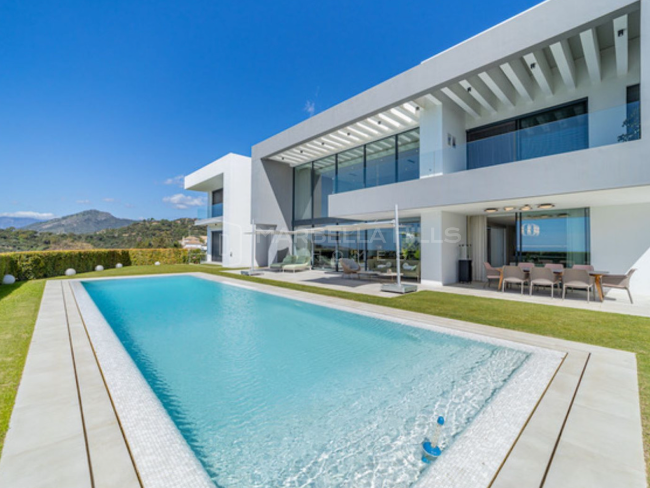 Stunning 5-Bedroom South-Facing Villa in Los Arqueros Golf – Unmatched Luxury and Panoramic Views - Benahavis
