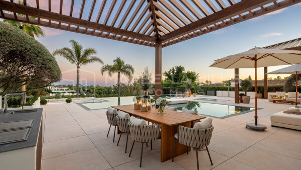 Exquisite Luxusimmobilie mit 6 Schlafzimmern im Golf Valley von Nueva Andalucía und atemberaubendem Ausblick