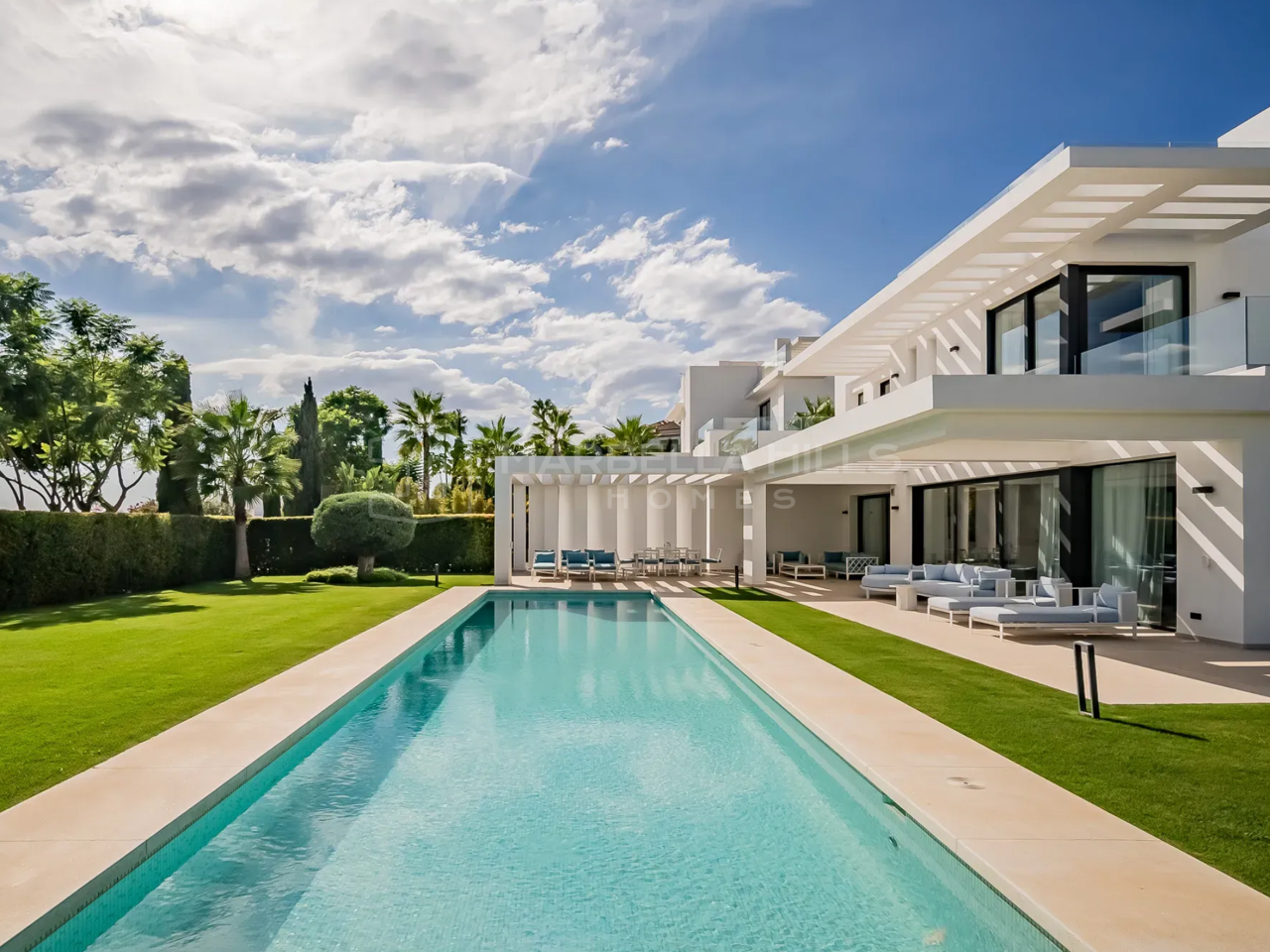 Contemporary 5 bedroom Villa with Panoramic Sea Views in Los Flamingos, Benahavís
