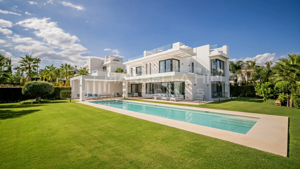 Contemporary 5 bedroom Villa with Panoramic Sea Views in Los Flamingos, Benahavís