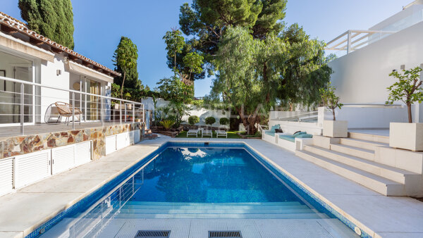 Estilosa villa de 6 dormitorios con casa de huéspedes, vistas al mar y servicios de primera calidad en Nueva Andalucía