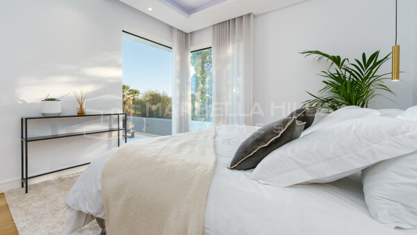 Estilosa villa de 6 dormitorios con casa de huéspedes, vistas al mar y servicios de primera calidad en Nueva Andalucía